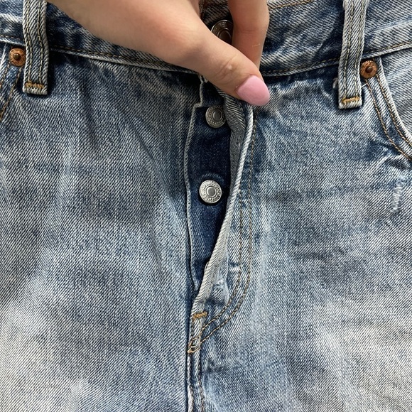 Levi’s 501 Button-Fly Distressed Raw-Hem Denim Shorts Light Wash 29w Festival - Picture 4 of 12